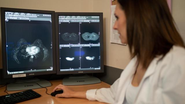 Silvia Pérez, viendo una imagen de mama.