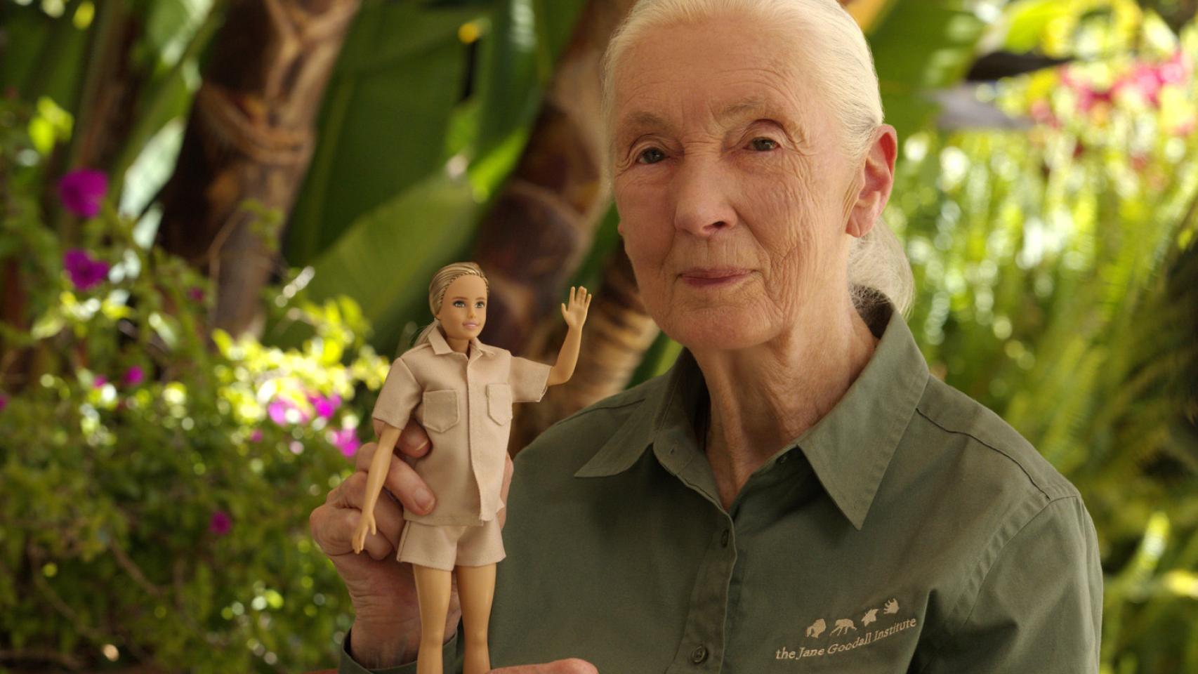 Jane Goodall posando junto a la Barbie de plástico reciclado en su honor.