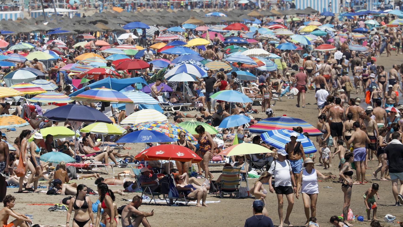 La ola de calor obliga a decretar la alerta sanitaria, en la imagen una vista de las playas este fin de semana.