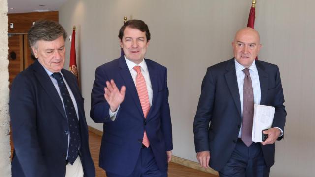 Alfonso Fernández Mañueco junto a Francisco Vázquez y Jesús Julio Carnero