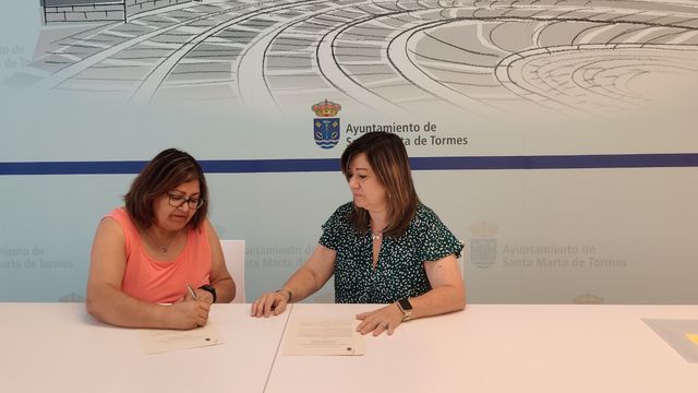 la concejala de Mayores, Esther Casado, firma el convenio