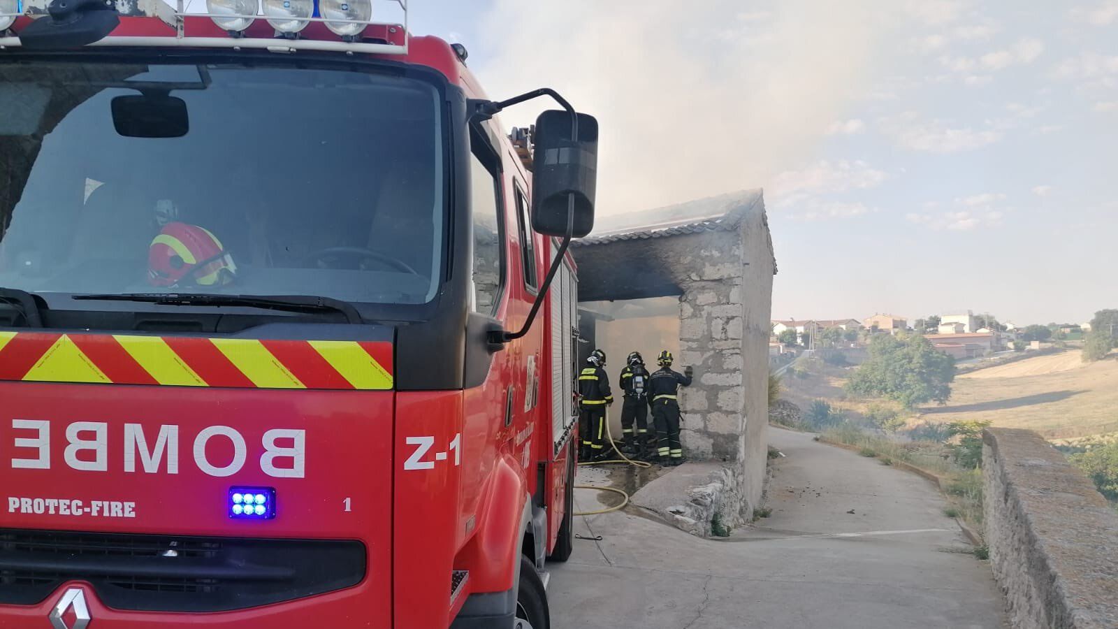 Los Bomberos de la Diputación de Valladolid, en una intervención ayer en otro incendio en Canalejas de Peñafiel