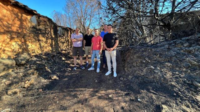 El senador Carles Mulet, junto a miembros de UPL en Otero de Bodas