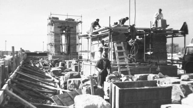 Trabajos de reconstrucción del templo de Debod. / Archivo Santos Yubero