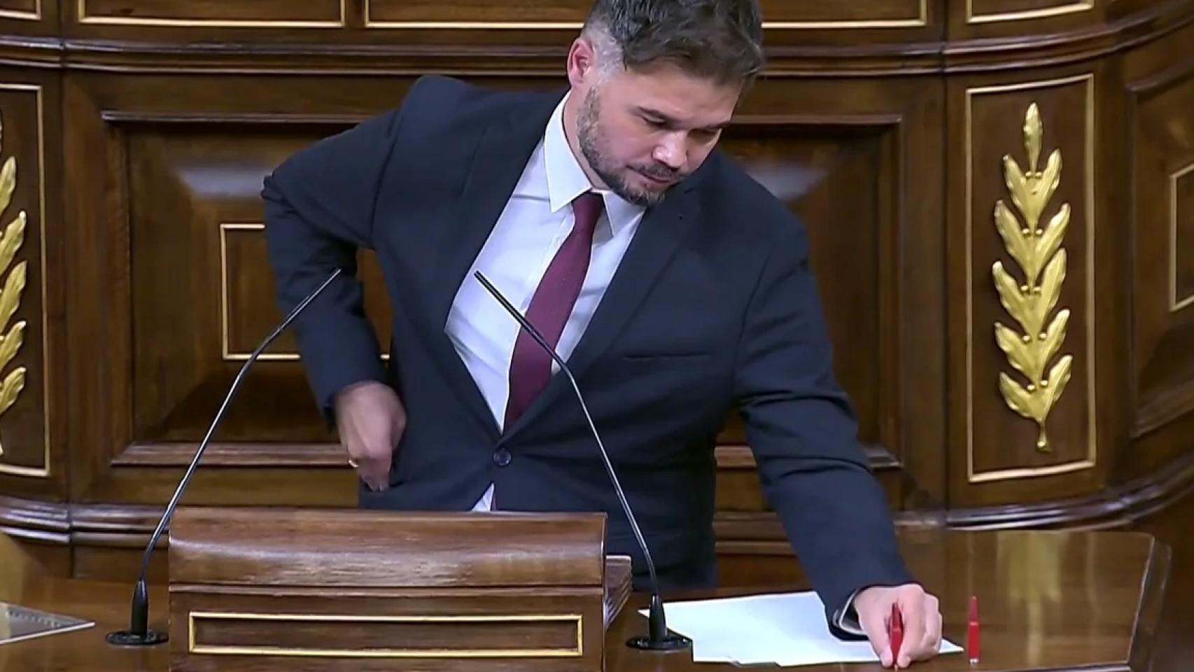 Rufián coloca los cartuchos de fogueo sobre el atril, durante el Debate del Estado de la Nación.