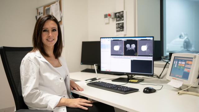 La jefa de Radiología de la Clínica Anderson, Silvia Pérez, con una mamografía delante.