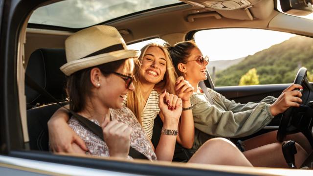 Tres amigas viajando en coche.