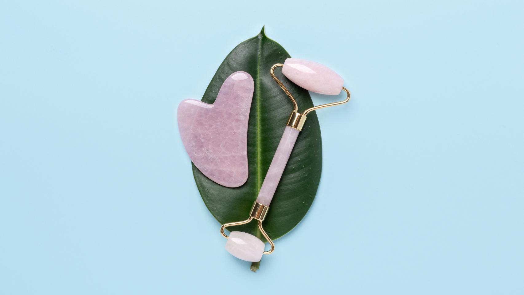 A la izquierda, un 'gua sha' y, a la derecha, un rodillo. Ambos de jade.