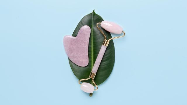 A la izquierda, un 'gua sha' y, a la derecha, un rodillo. Ambos de jade.