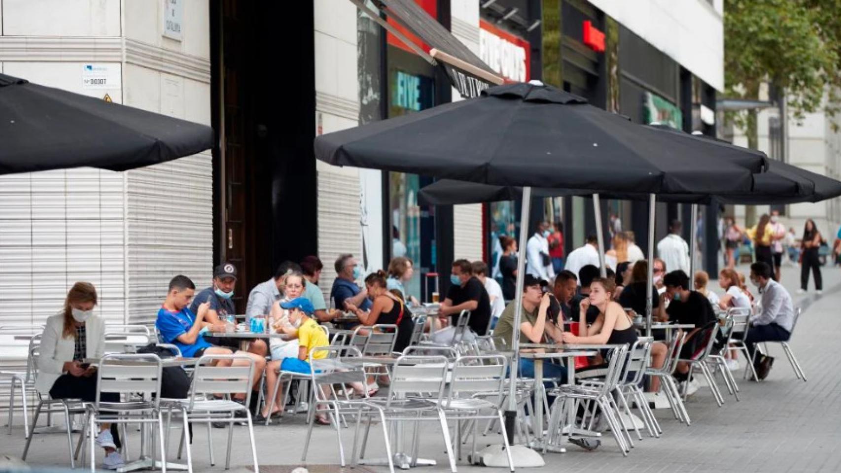 Clientes en una terraza.