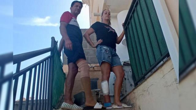 Rafael y Francisca, este martes, posando junto al muro medianero de su VPO de Alomartes que se vino abajo.