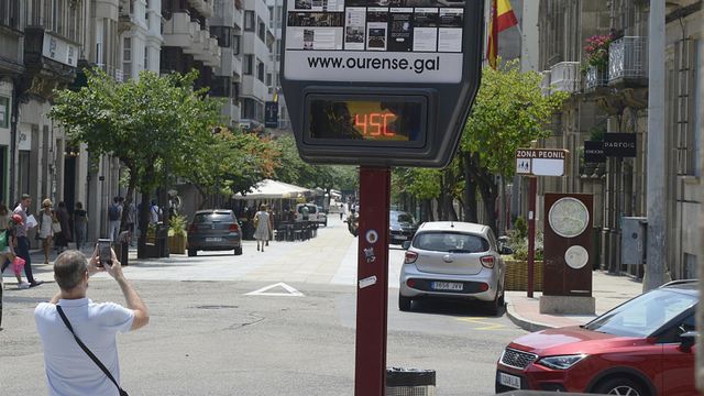 Un termómetro en Ourense en plena ola de calor.
