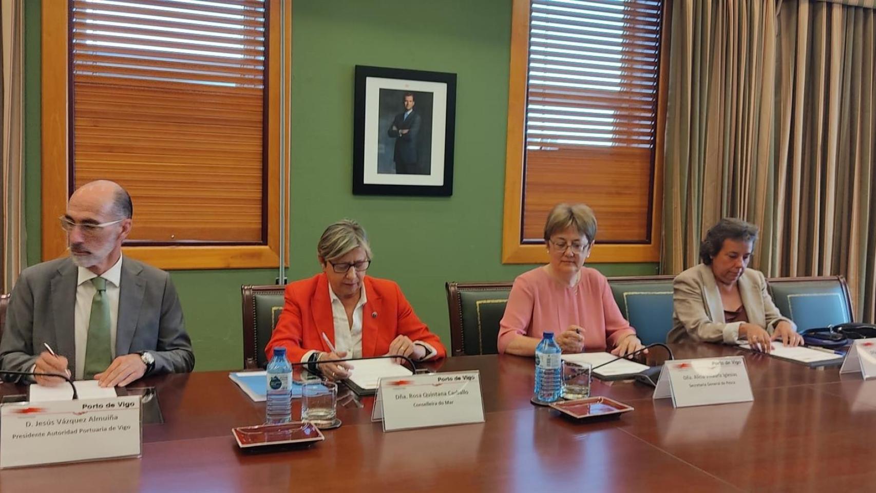 El presidente del Puerto de Vigo, Jesús Vázquez Almuíña; la conselleira do Mar, Rosa Quintana; la secretaria general de Pesca, Alicia Villauriz; y la responsable de Economía Azul de Puertos del Estado, Marta de la Hoz.
