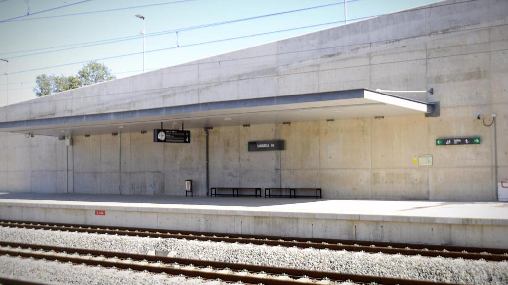 Andén de la estación Sanabria AV