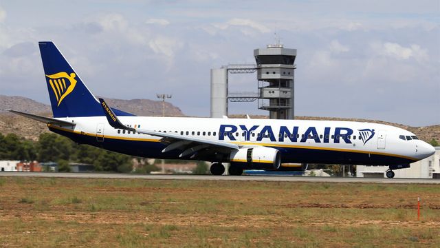 Un avión de Ryanair en el aeropuerto Alicante-Elche Miguel Hernández.