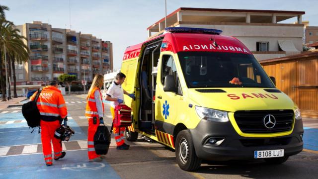 Sanitarios entrando en una unidad del SAMU, en imagen de archivo.