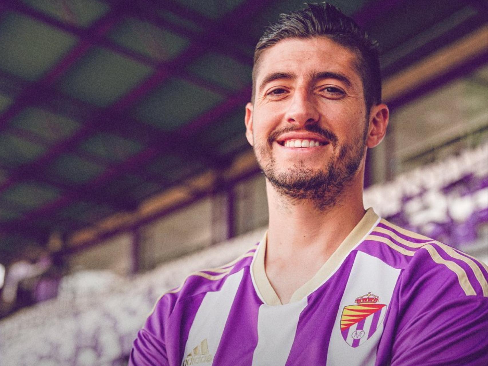 Sergio Escudero posa con la camiseta del Real Valladolid
