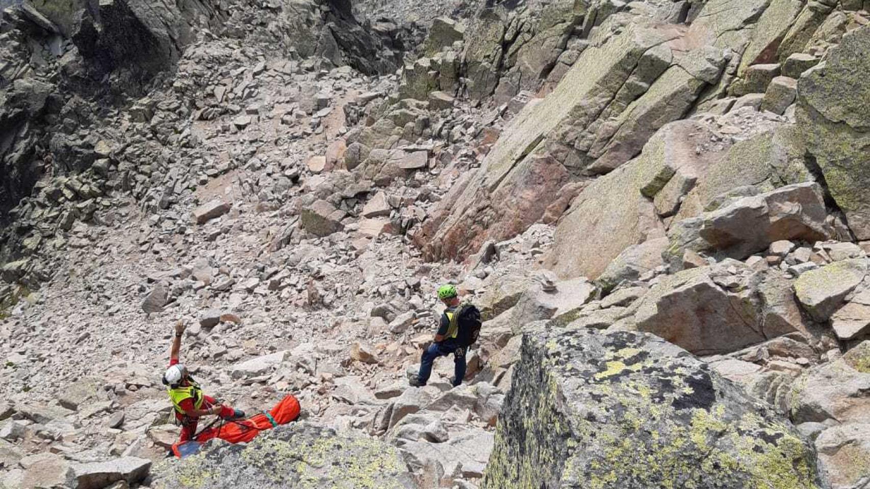 Imagen del rescate del senderista en el Pico Almanzor