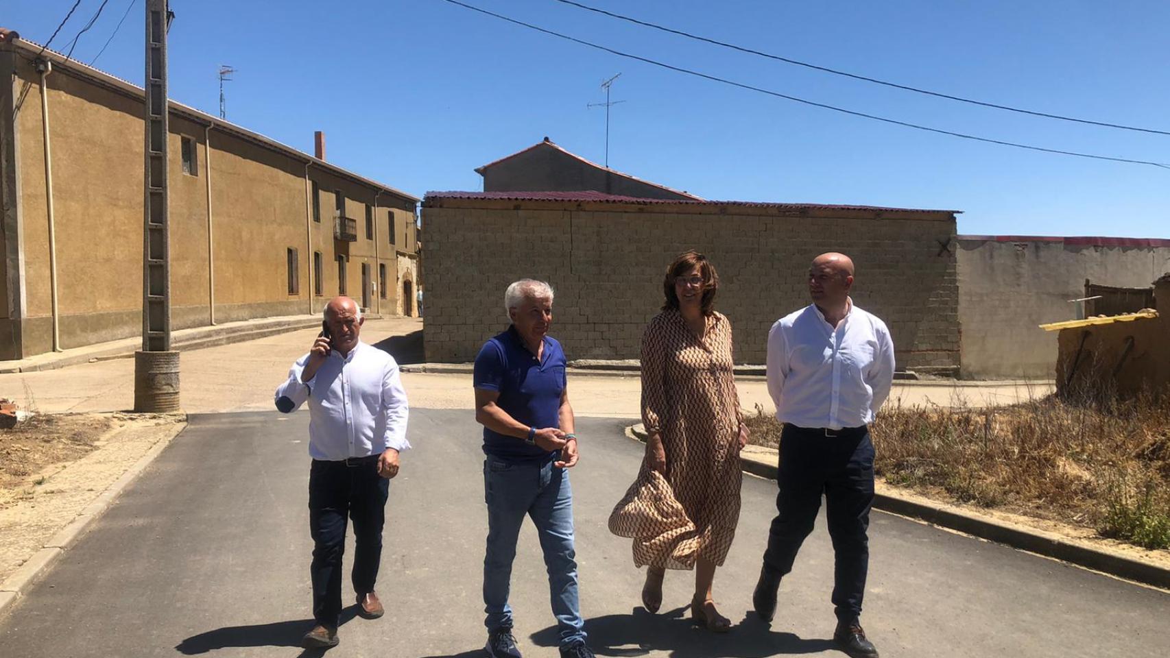 La presidenta de la Diputación, Ángeles Armisén; el vicepresidente primero y diputado de zona, Luis Calderón y el diputado de Acción Territorial, Urbano Alonso, visitan Castil de Vela