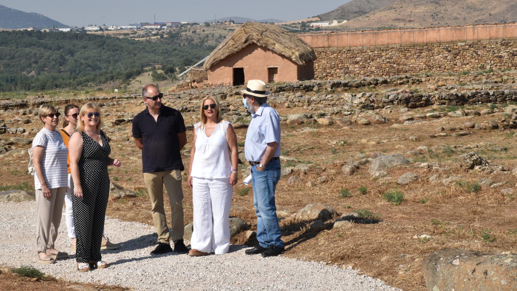 La delegada de la Junta de Castilla y León, Yolanda de Gregorio, visitando el yacimiento de Numancia