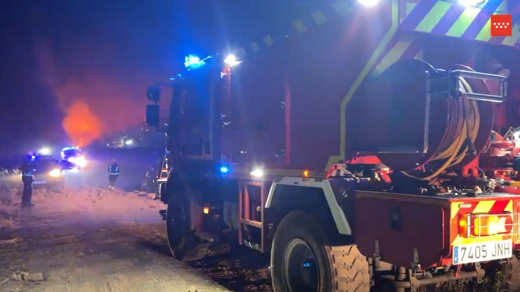 Bomberos de la Comunidad de Madrid trabajan para sofocar el incendio en Collado Mediano.