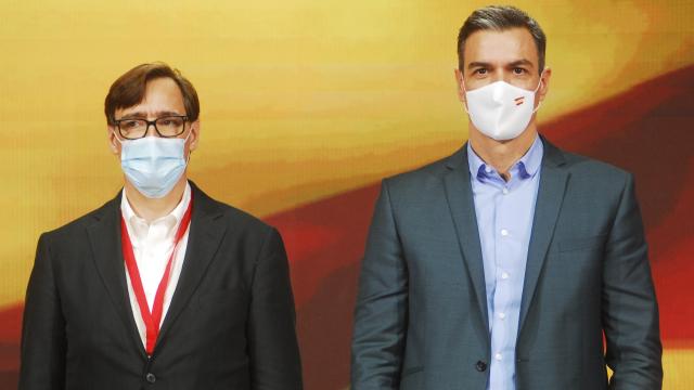 El exministro de Sanidad Salvador Illa y el presidente del Gobierno, Pedro Sánchez.