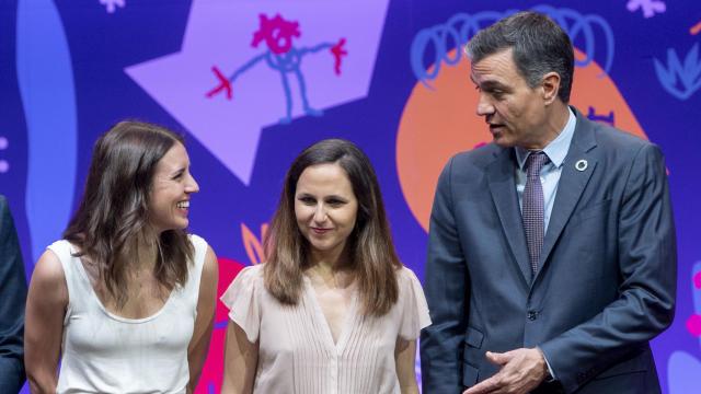 Pedro Sánchez, Ione Belarra e Irene Montero.