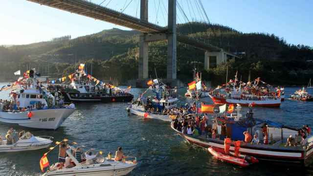 Imagen de archivo de una procesión de la Virgen del Carmen en la ría de Vigo.