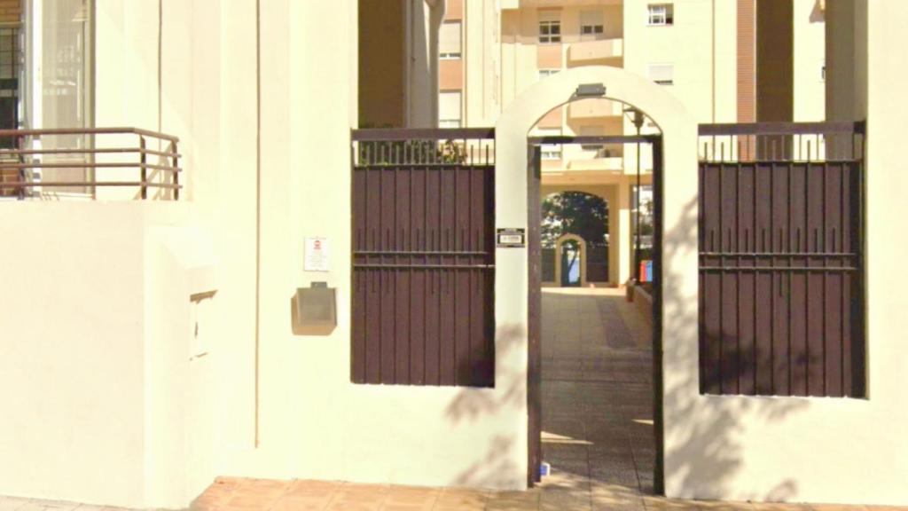 El portal donde residía la fallecida.