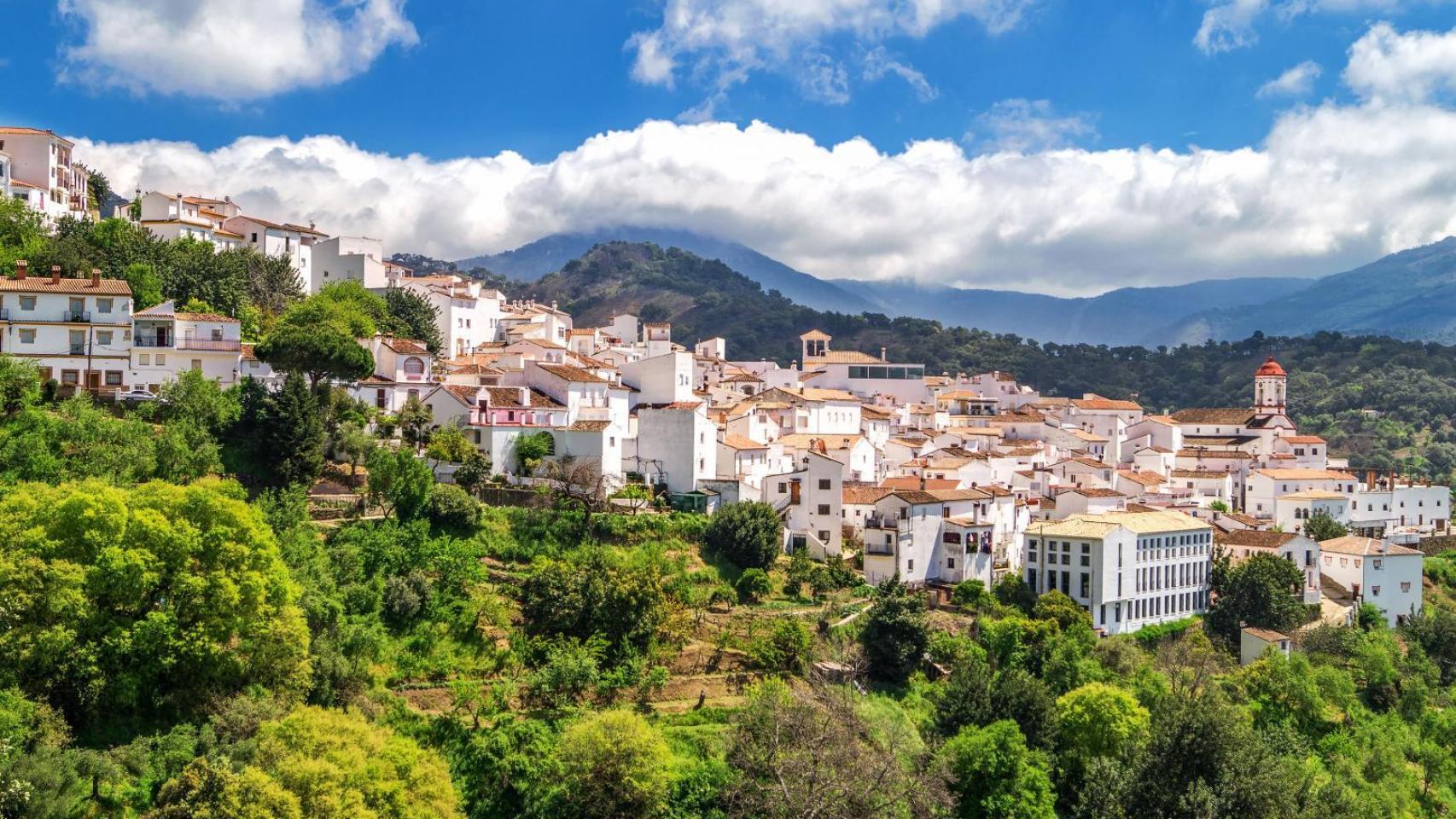 Genalguacil supone una explosión de blancura en mitad de la naturaleza de Málaga.