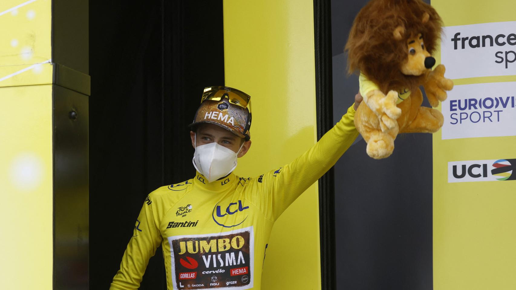 Jonas Vingegaard con el maillot amarillo.