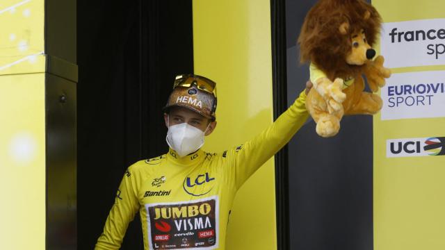 Jonas Vingegaard con el maillot amarillo.