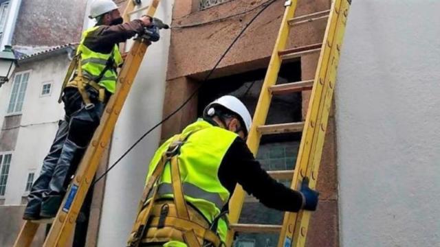 Operarios instalan dotan de fibra óptica a poblaciones de Albacete.