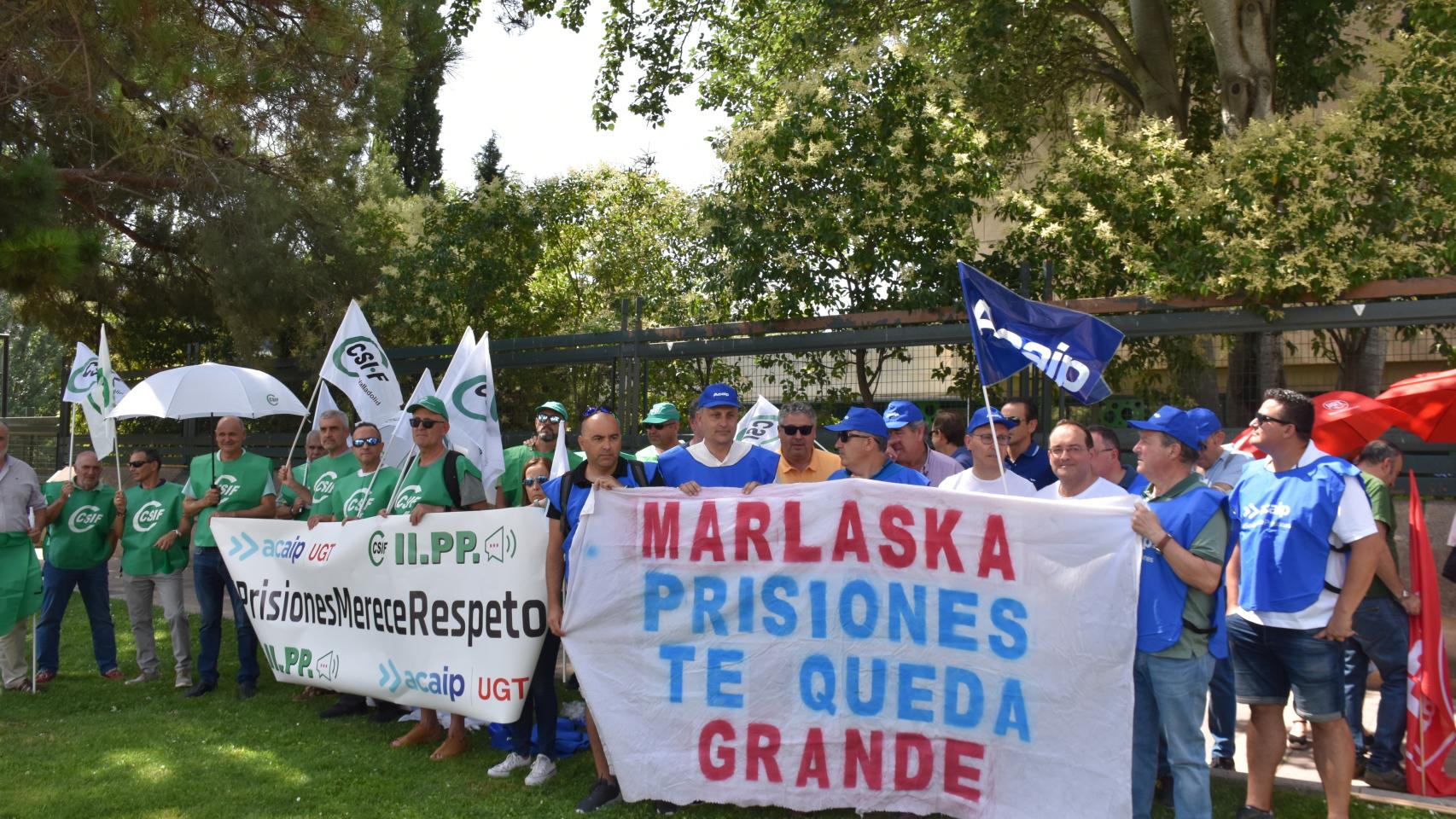 Representantes sindicales de CSIF y Acaip-UGT, en una manifestación para reclamar medidas ante las agresiones sufridas en servicios penitenciarios