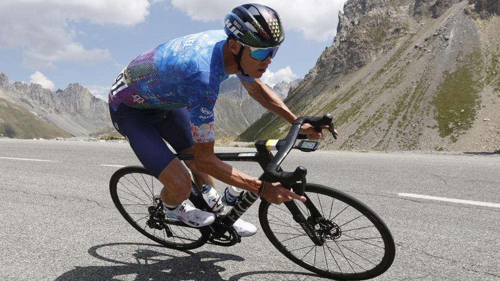 Chris Froome realiza el descenso del Galibier.