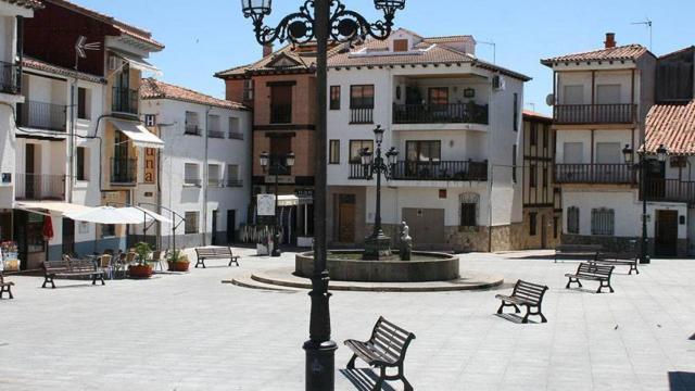 Imagen de la plaza de Candeleda.