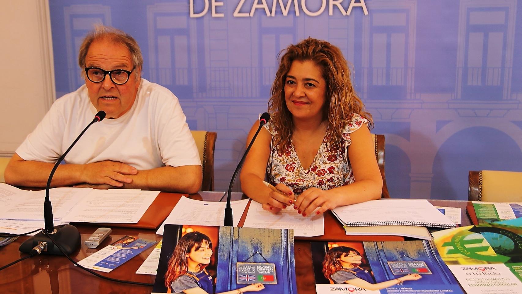El concejal de Comercio y Turismo, Christoph Strieder, y Yolanda Peña, del Grupo DEX