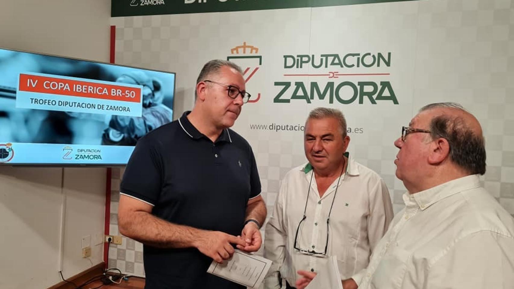 El diputado de Cultura, Educación, Deportes Turismo y Promoción del Territorio, Jesús María Prada Saavedra, el delegado provincial de Tiro Olímpico, José Hernández González, y el alcalde de Villaralbo, Santiago Lorenzo