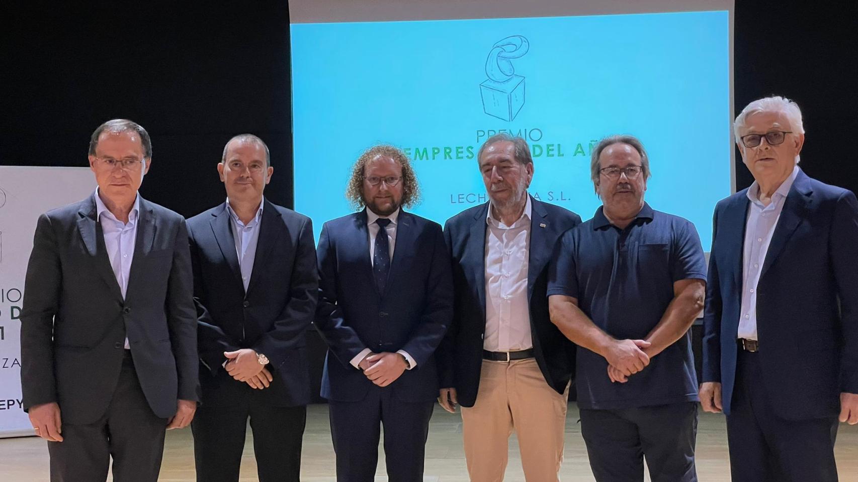 El director general de Leche Gaza, Ignacio Quintanilla; el presidente de la lechera zamorana, Heliodoro Rodríguez; el presidente de CEOE Cepyme Zamora, José María Esbec; el alcalde de Zamora, Francisco, Guarido; el presidente de la Diputación Provincial, Francisco Requejo; y el subdelegado del Gobierno en Zamora, Ángel Blanco