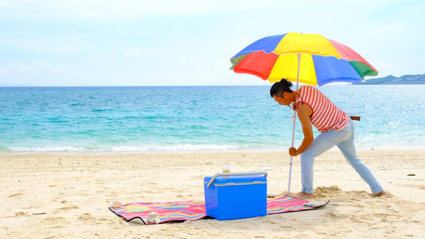 Los trucos definitivos para poner la sombrilla de playa sin que se vuele