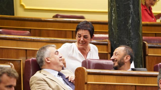 Mertxe Aizpurua, líder de Bildu en el Congreso, charla con Santos Cerdán [secretario de Organización del PSOE] y Rodríguez de Celis [diputado socialista y vicepresidente del Congreso].