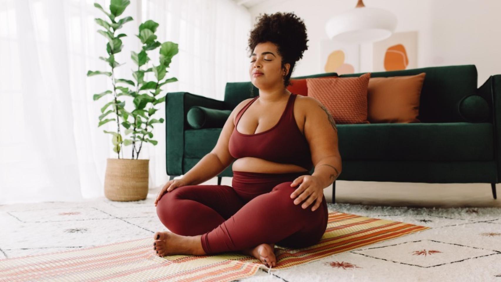 Imagen de archivo de una mujer haciendo yoga.