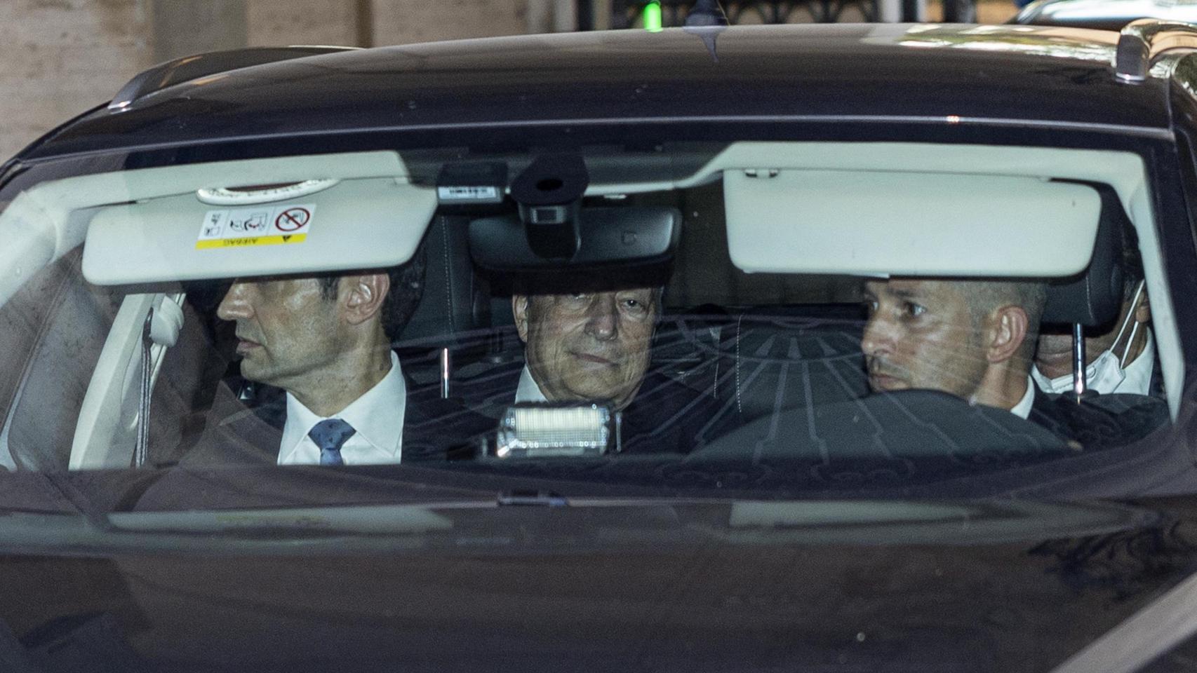El primer ministro de Italia, Mario Draghi, abandona el Palacio del Quirinal tras reunirse con el presidente Sergio Mattarella.