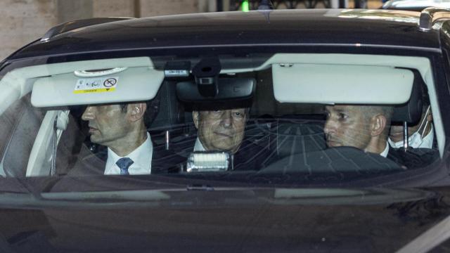 El primer ministro de Italia, Mario Draghi, abandona el Palacio del Quirinal tras reunirse con el presidente Sergio Mattarella.