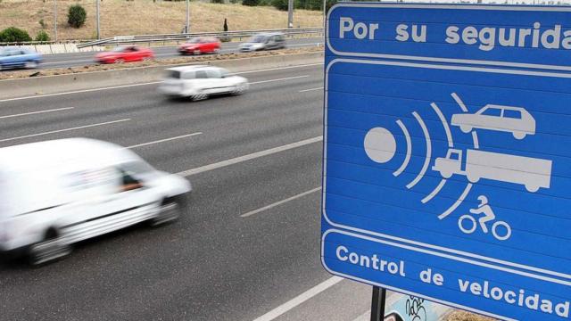 Un coche circulando por la carretera.