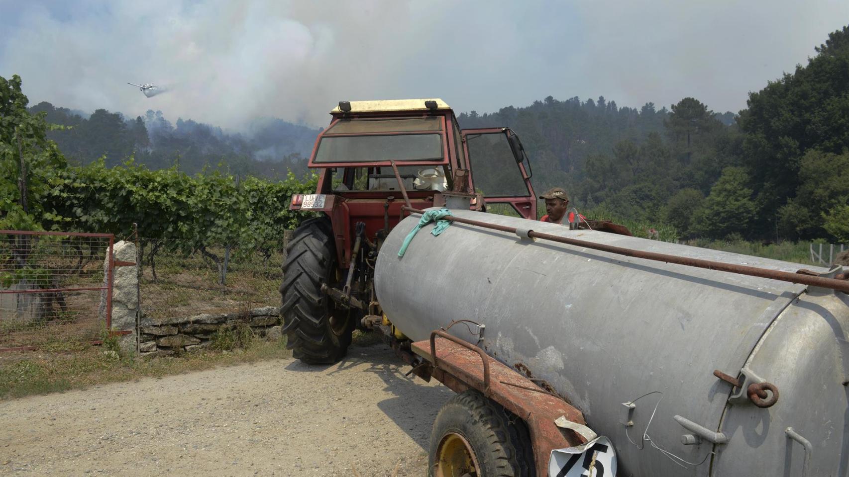 Un vehículo en los alrededores de un incendio, a 13 de julio de 2022, en Melón, Ourense