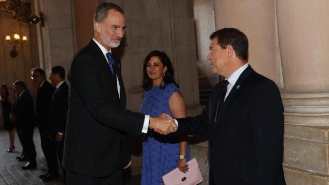 El Rey Felipe y el presidente de Castilla-La Mancha, Emiliano García-Page,  este viernes en el Palacio Real