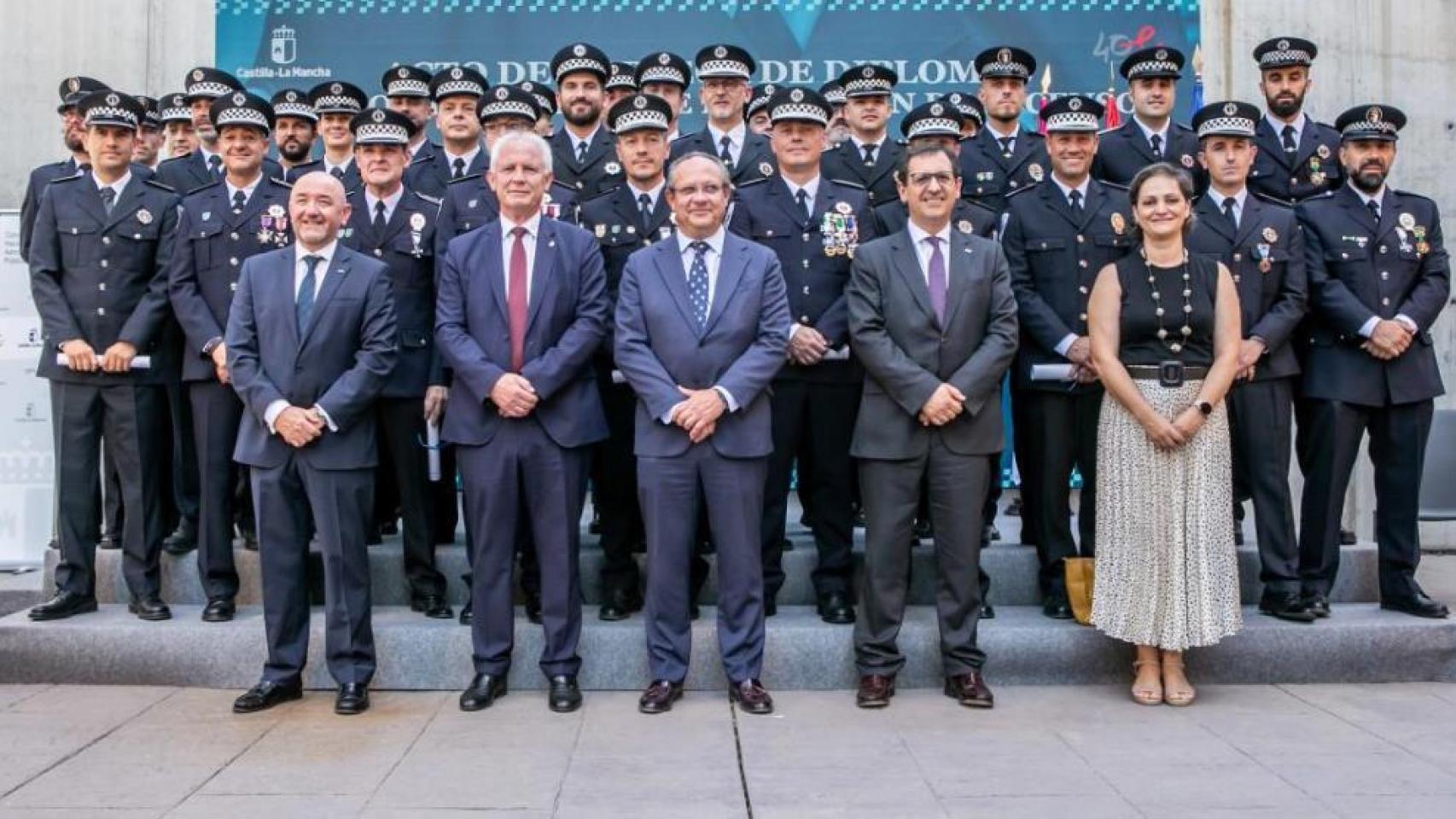 Foto de familia en la clausura del curso de ascenso de Policía Local de Castilla-La Mancha, en la que ha participado el consejero de Hacienda, juan Alfonso Ruiz Molina.