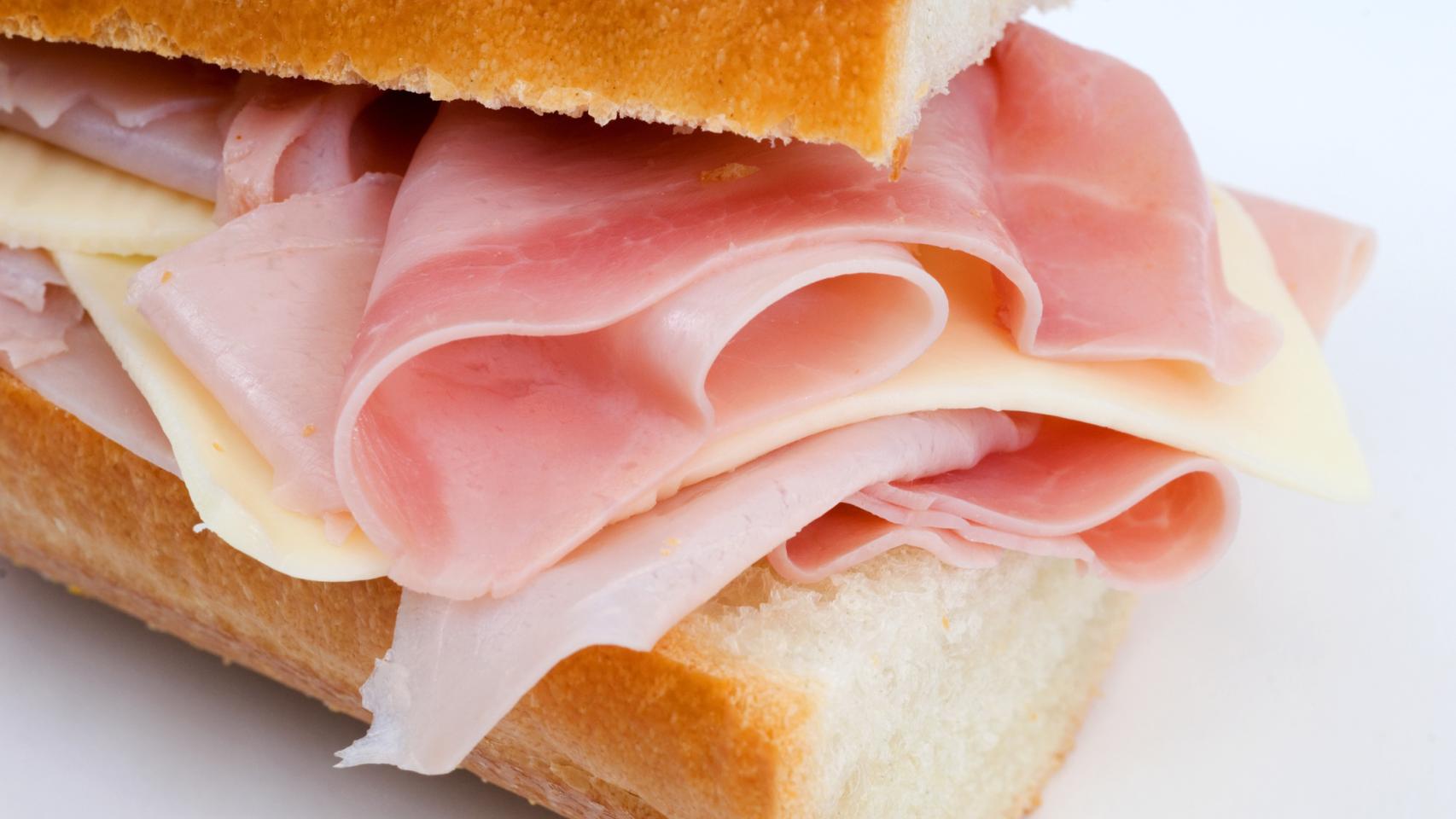 Un bocadillo de jamón y queso.