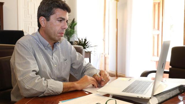 El presidente regional del PPCV, Carlos Mazón, en su despacho.